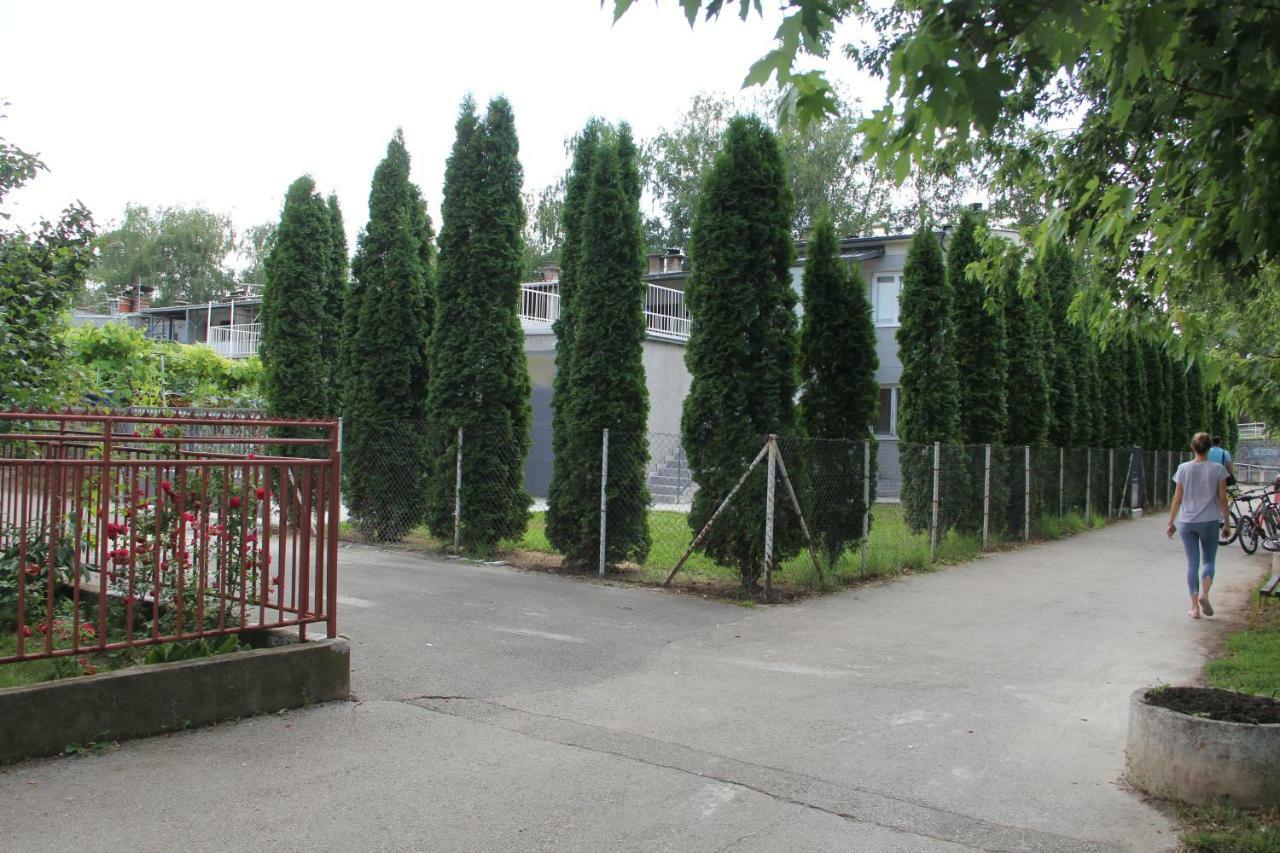 Apartman Kej Pirot Exteriör bild