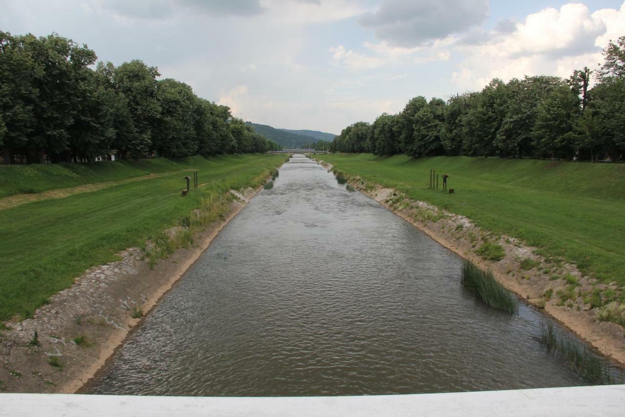 Apartman Kej Pirot Exteriör bild
